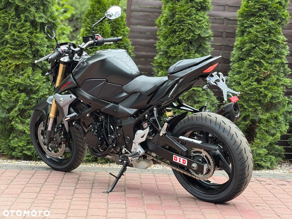 Suzuki GSR - 8