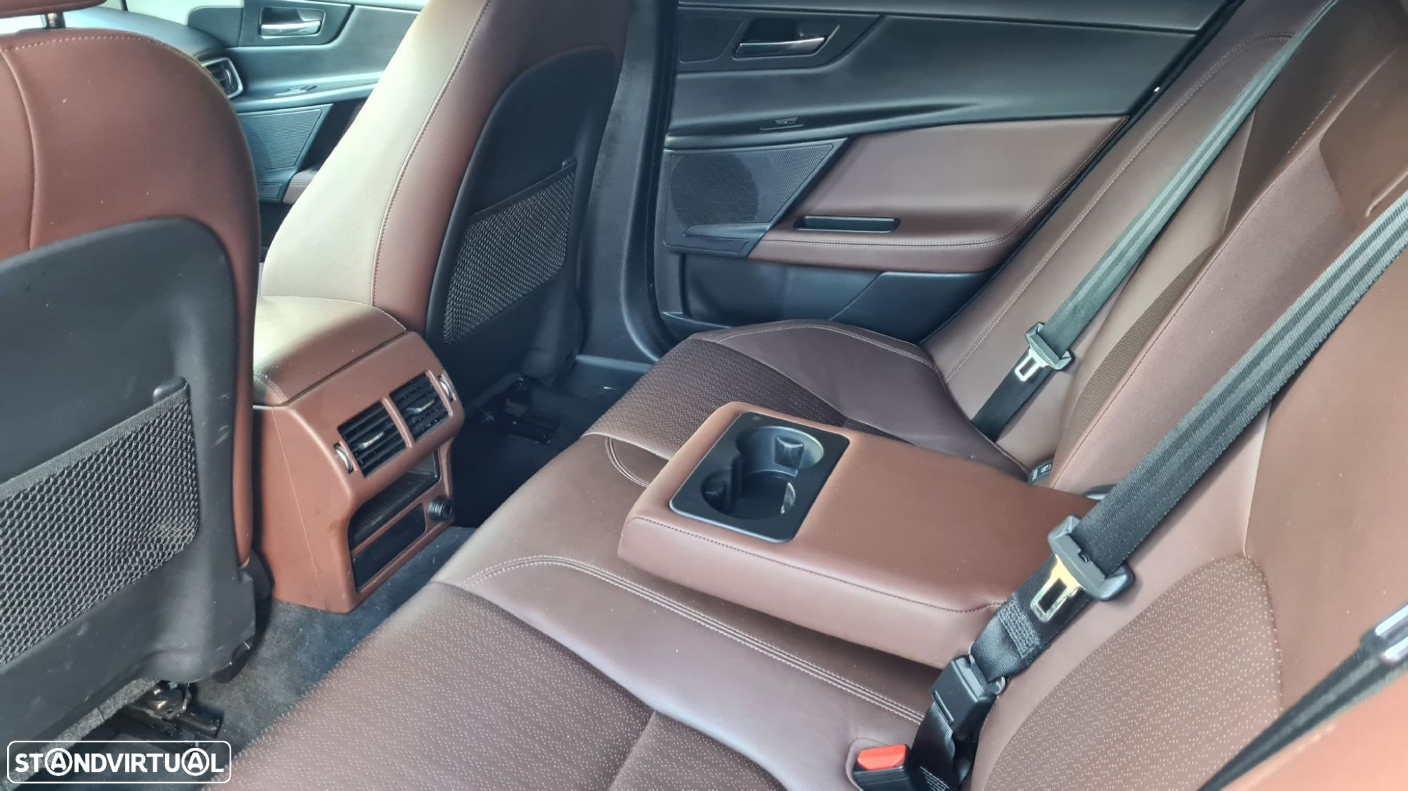 Jaguar XE 2.0 D Prestige - 34