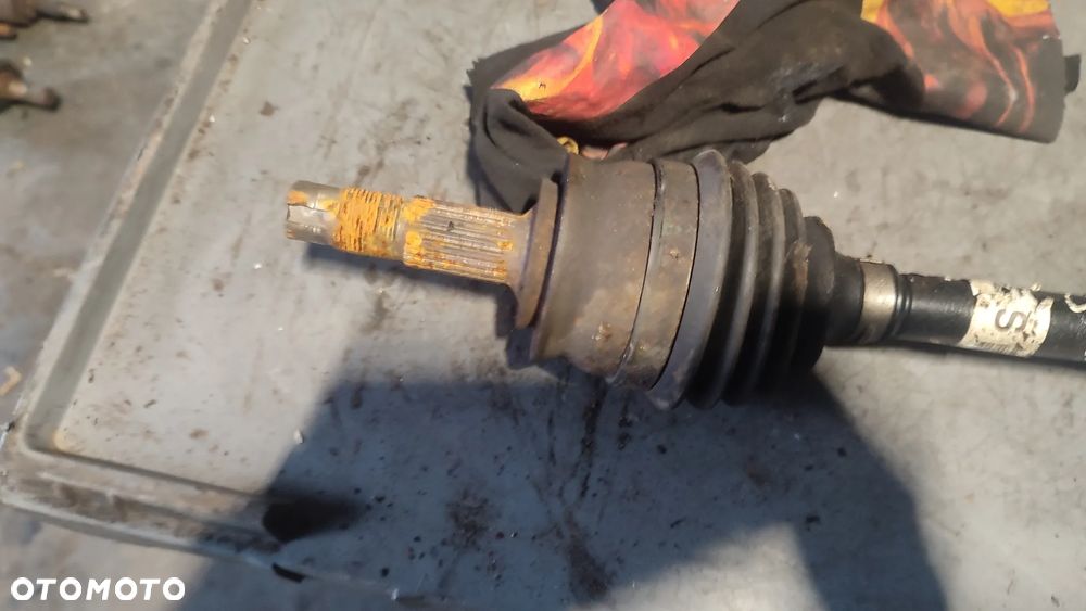 PÓŁOŚ LEWA PRZÓD OPEL CORSA D  1.2 B - 5