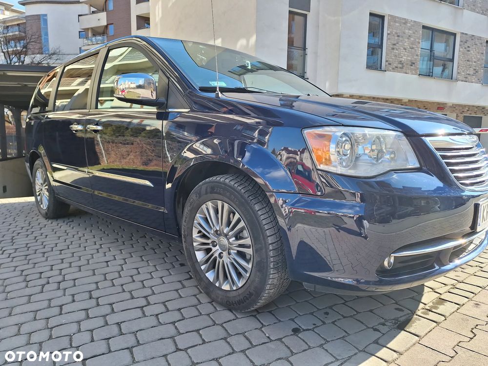 Chrysler Town & Country - 4