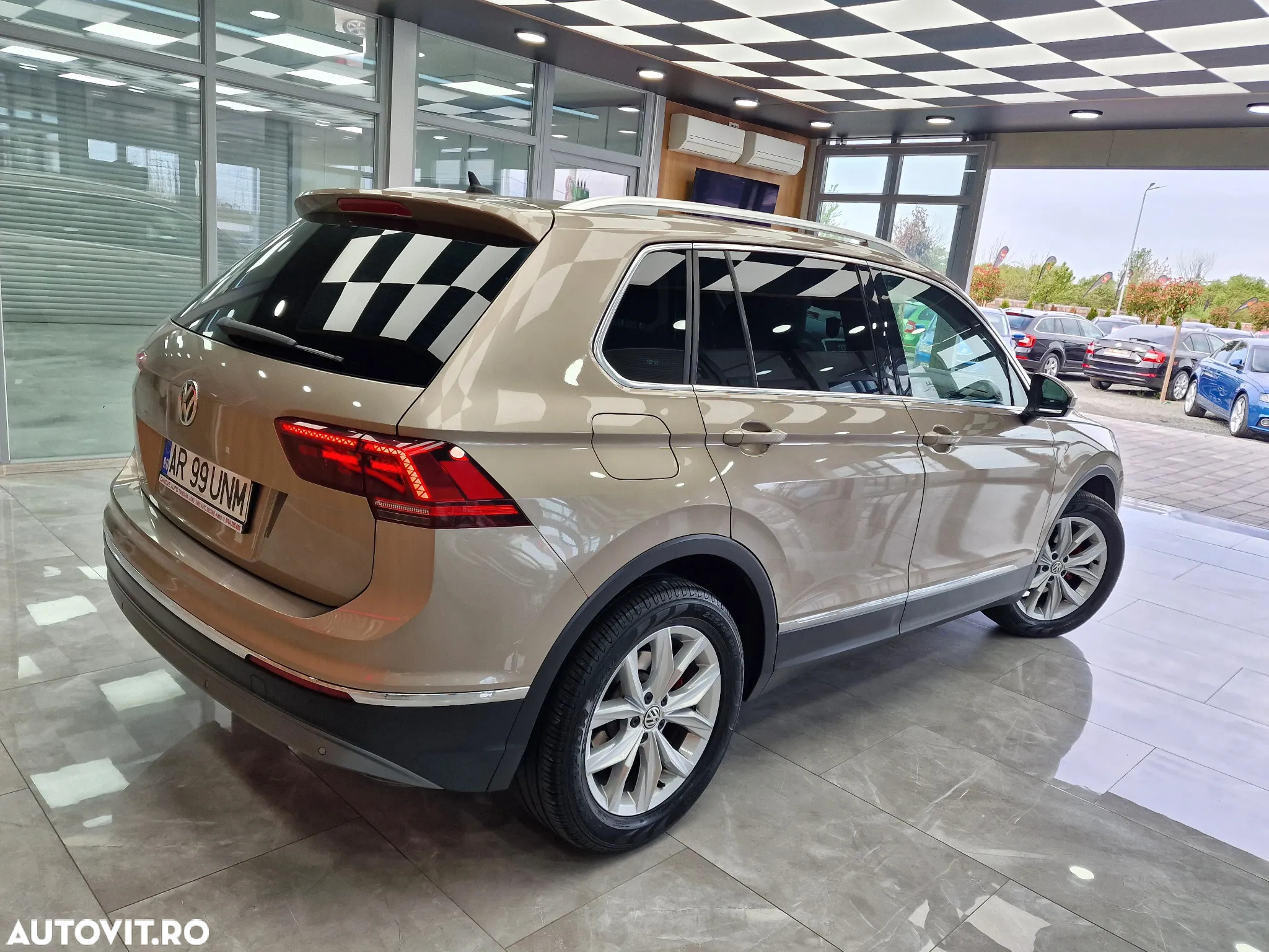 Volkswagen Tiguan - 5
