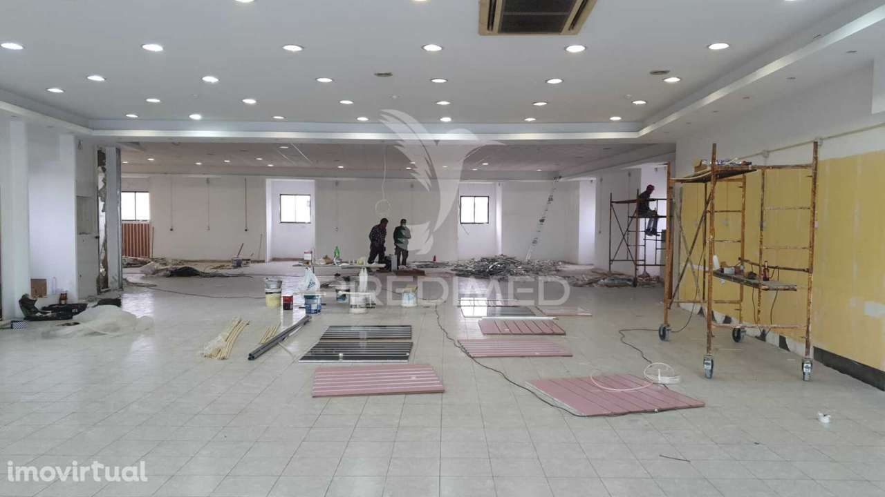 Armazém em Mina de Água (Amadora) - Grande imagem: 2/17