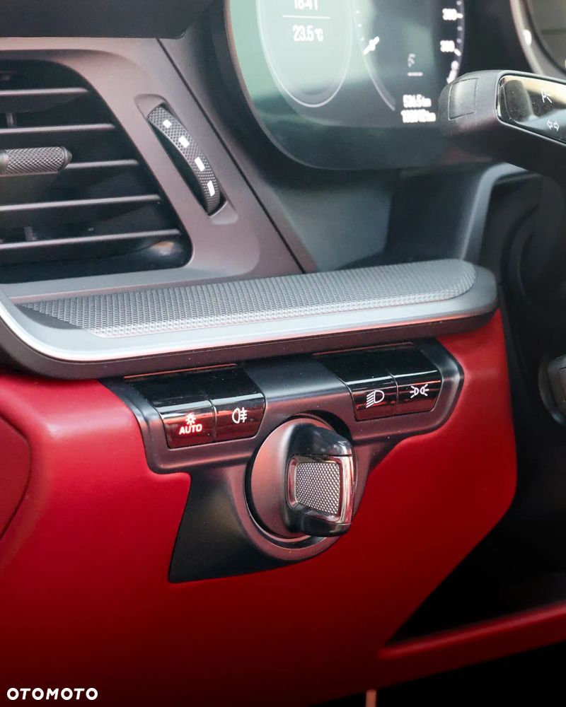 Porsche 911 Carrera 4 Cabrio - 31