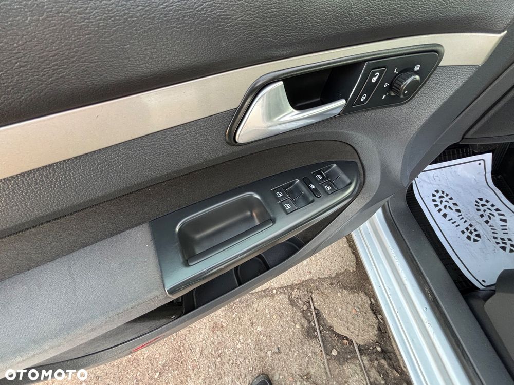 Volkswagen Touran 1.9 TDI DSG Conceptline - 12