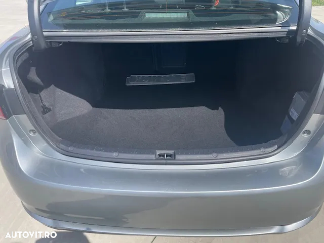 Toyota Avensis 1.8 Executive - 9
