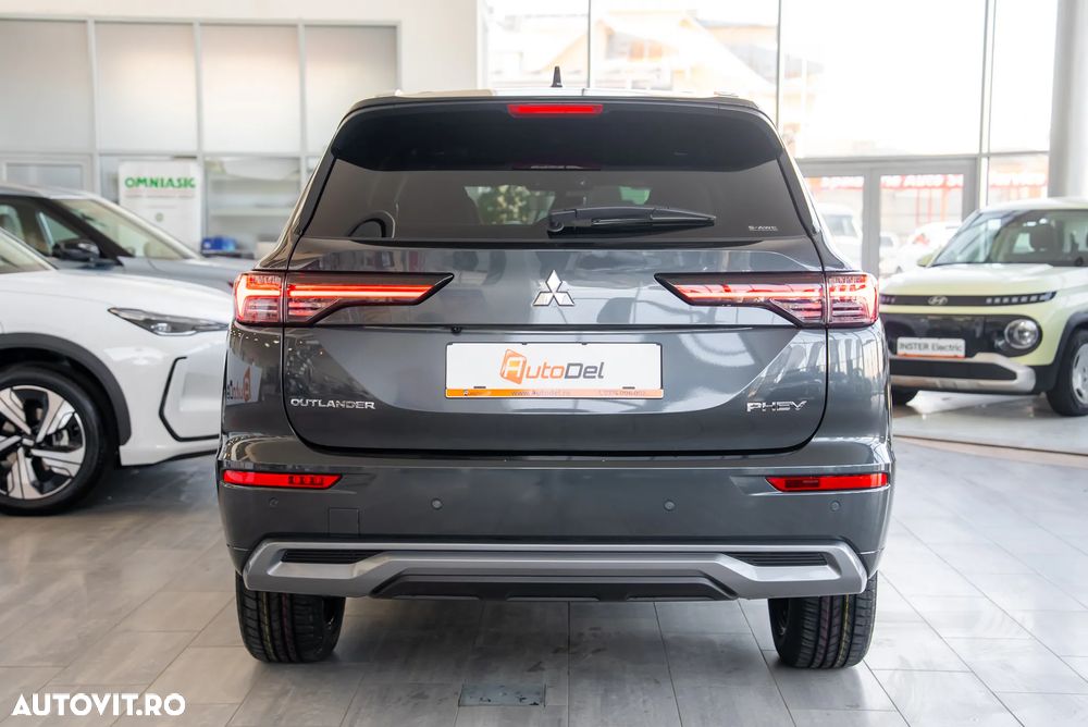 Mitsubishi Outlander 2.4 L 4X4 PHEV Instyle Ultimate - 13