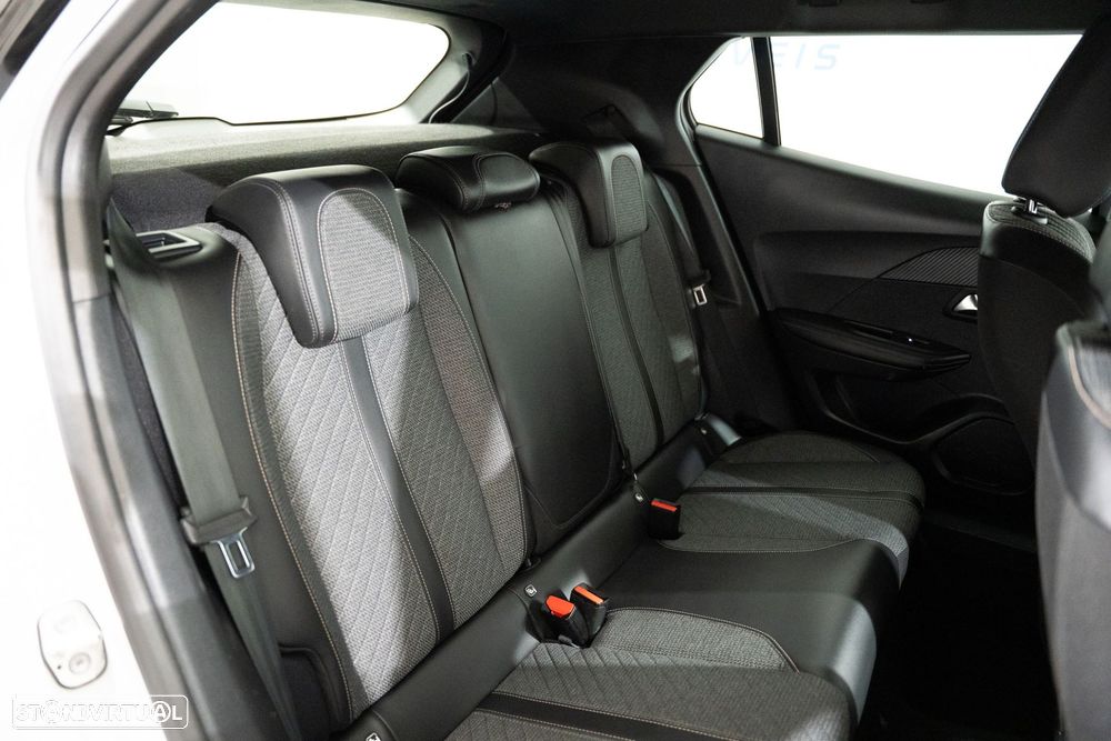 Peugeot 2008 1.2 PureTech Allure EAT8 - 29