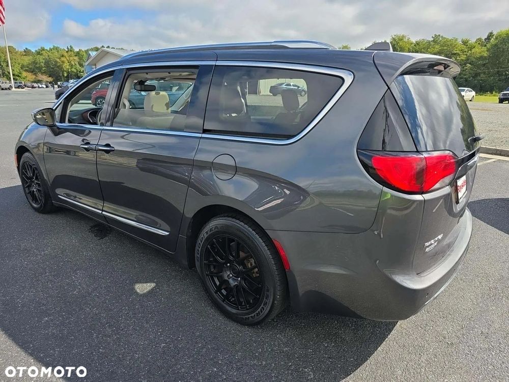 Chrysler Pacifica - 2