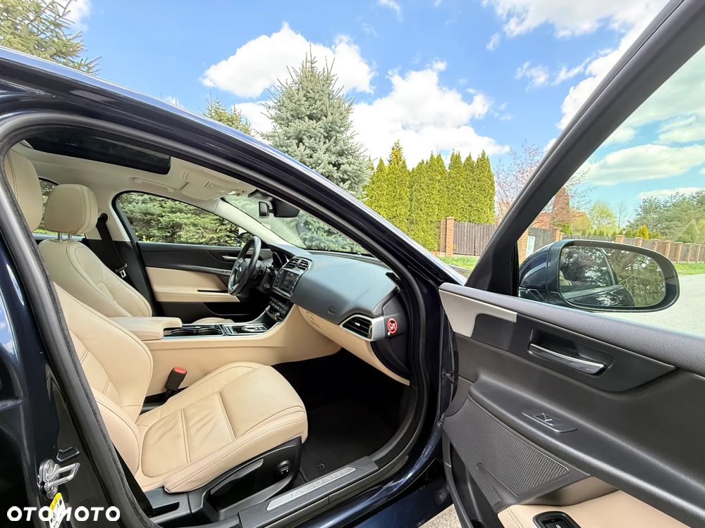 Jaguar XE 20d Prestige - 26