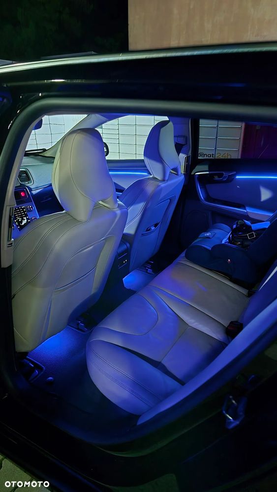 Volvo V60 D6 AWD Plug-in Hybrid Summum - 2