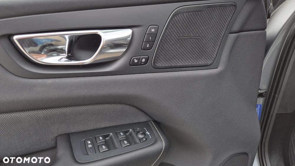Volvo XC 60 T8 AWD Plug-In Hybrid R-Design - 6