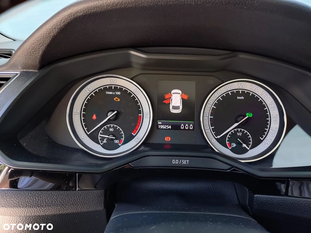 Skoda Superb 2.0 TDI L&K DSG - 11