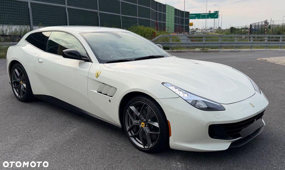 Ferrari GTC4Lusso - 12