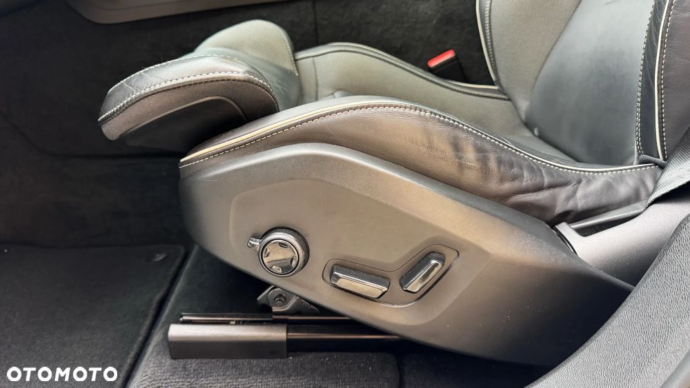 Volvo XC 60 B4 D AWD Plus Dark - 22