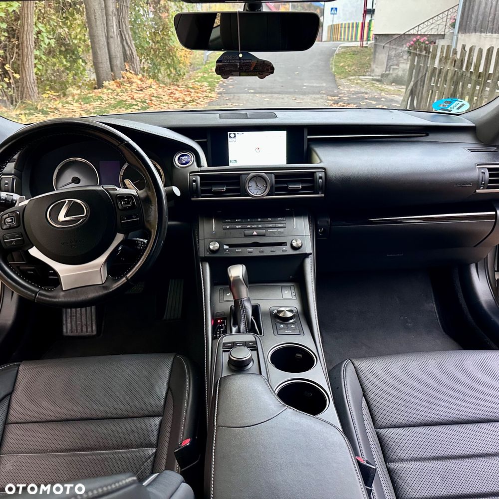 Lexus RC 300h - 25