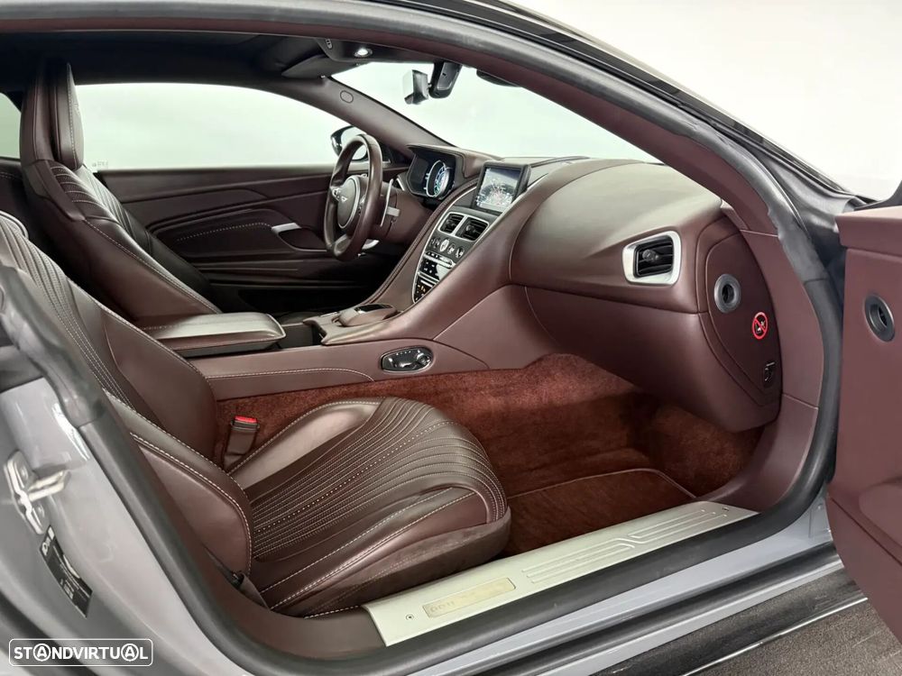 Aston Martin DB11 Coupé - 53