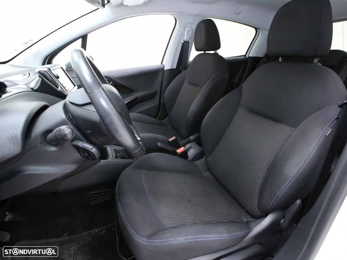 Peugeot 208 - 8