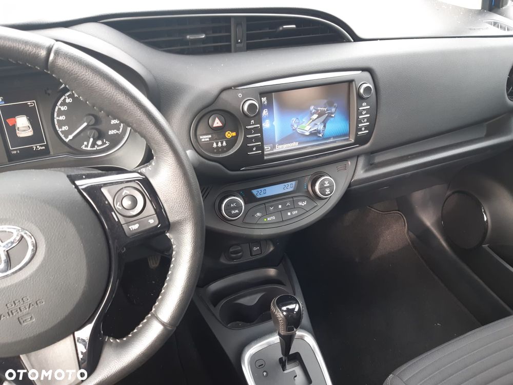 Toyota Yaris Hybrid 100 Premium - 9