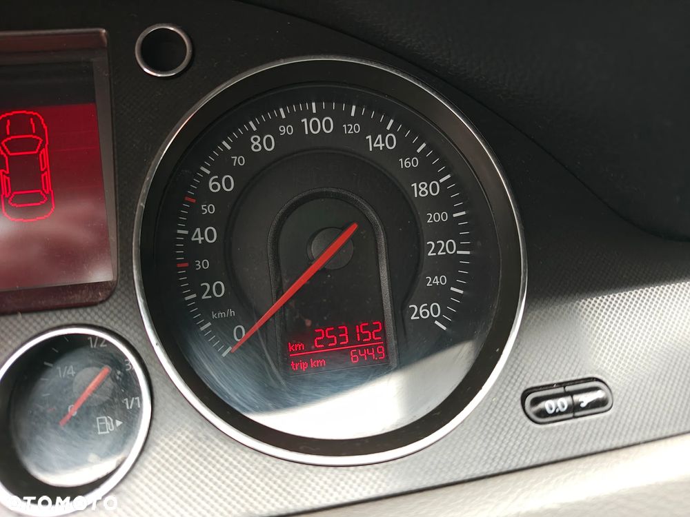 Volkswagen Passat 2.0 TDI DPF Sportline - 17