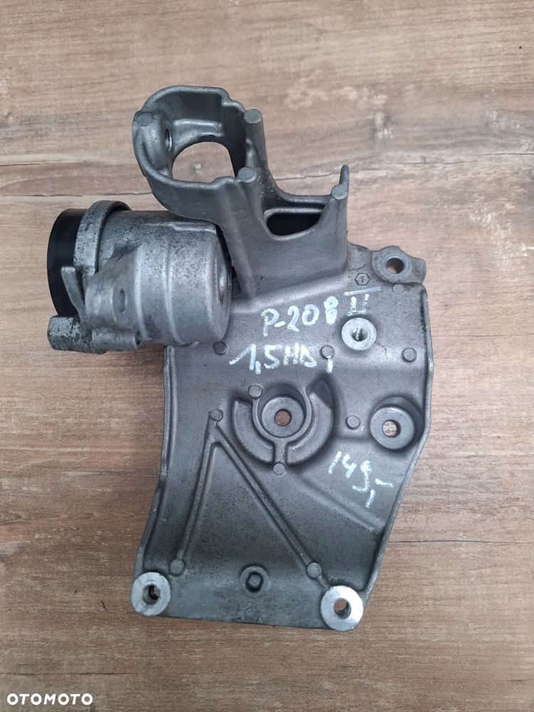 Peugeot 208 II łapa mocowanie pompy klimatyzacji 9823598480 - 1