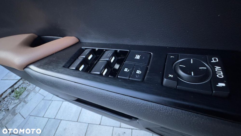 Lexus UX - 30