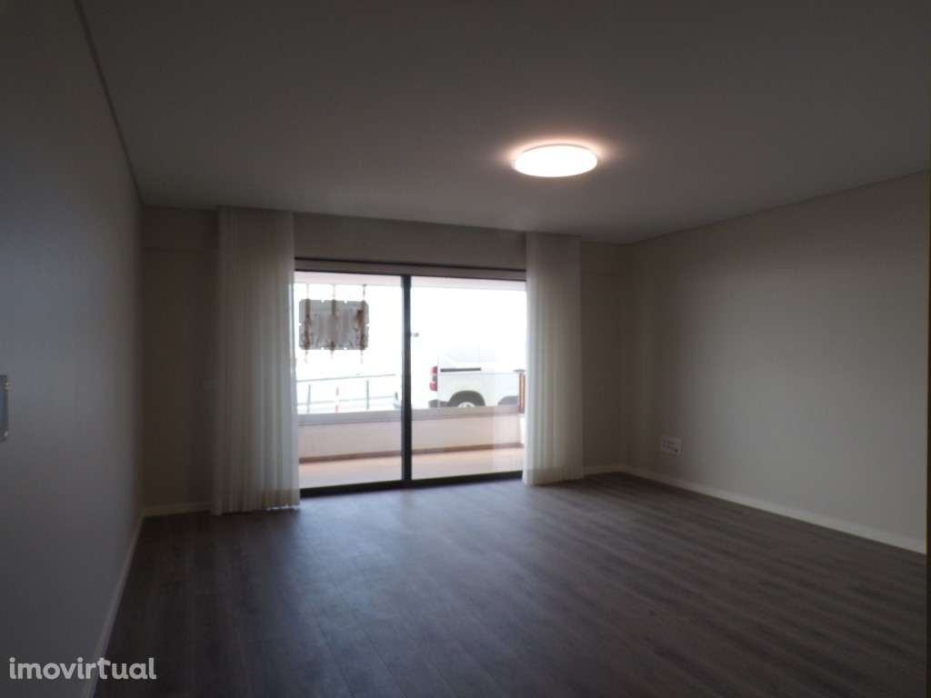 Apartamento T2, em primeira linha, com vista mar na marginal, em Se... - Grande imagem: 5/25