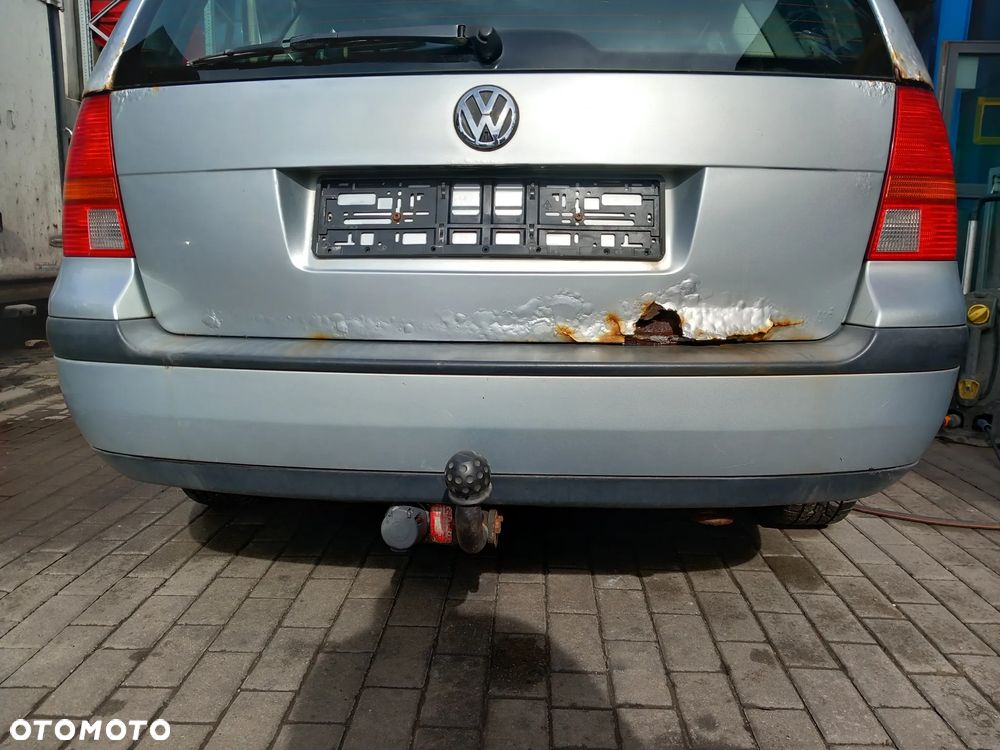 VW GOLF IV ZDERZAK TYLNY TYŁ KOMBI KOLOR: LA7W