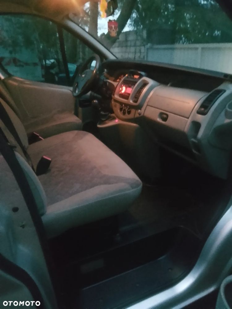 Renault Trafic Passenger - 13