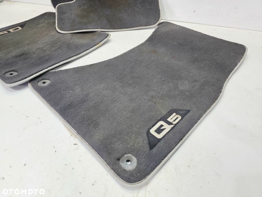 DYWAN DYWANIKI MATERIAŁ WELUR AUDI Q5 8R 8R0061276 8R1061275 - 9