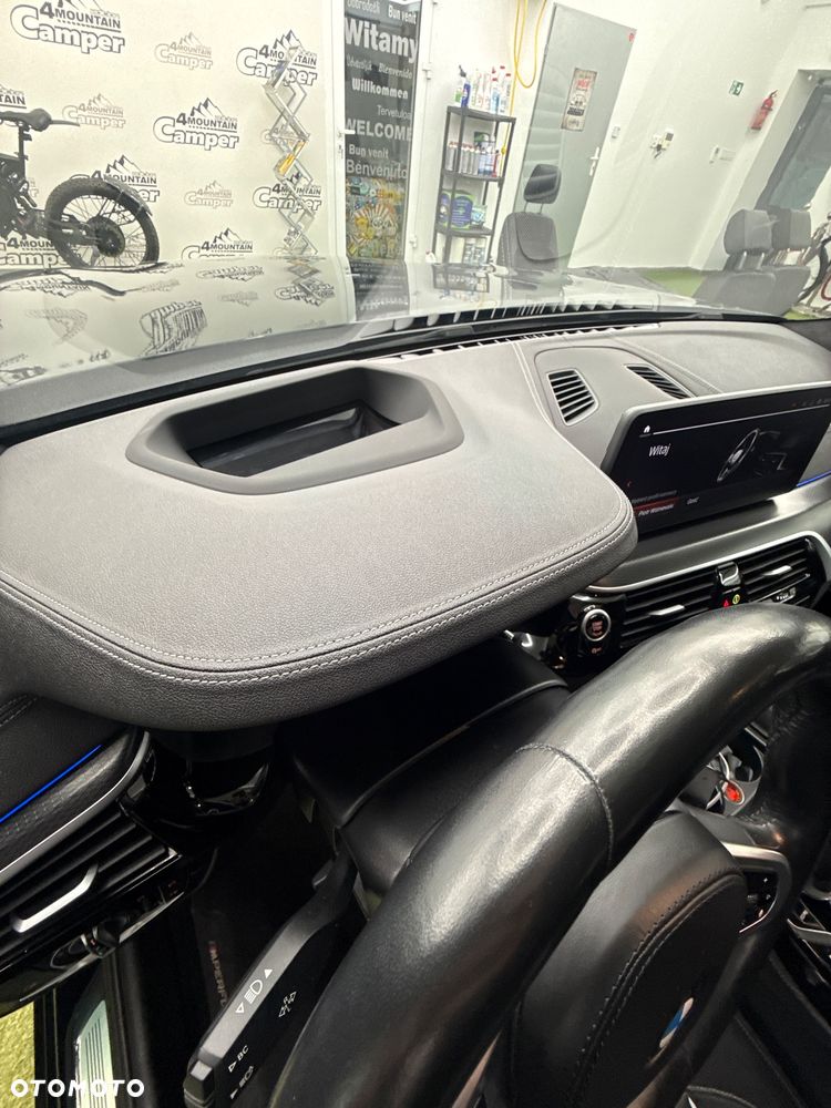 BMW Seria 5 M550i xDrive - 28