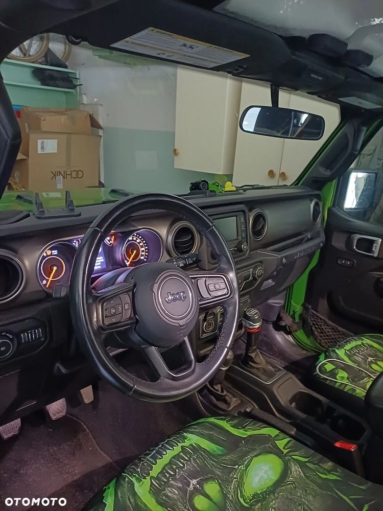 Jeep Wrangler - 12