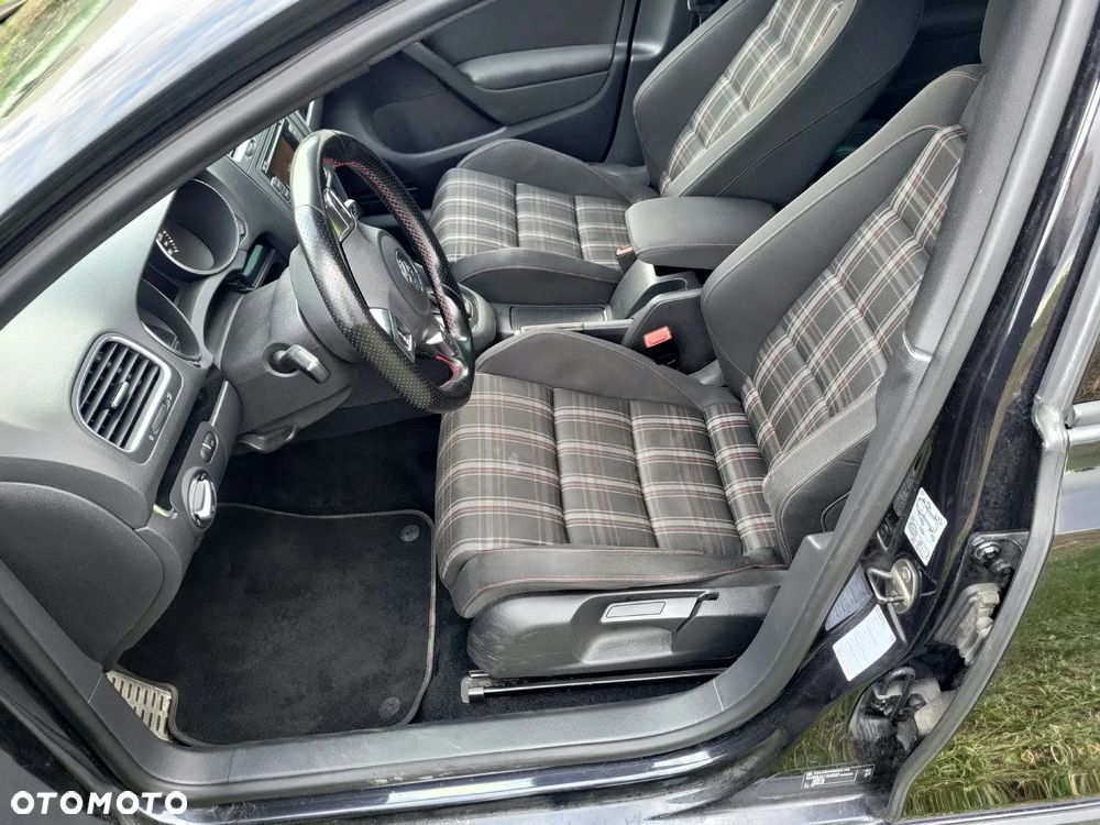 Volkswagen Golf - 1