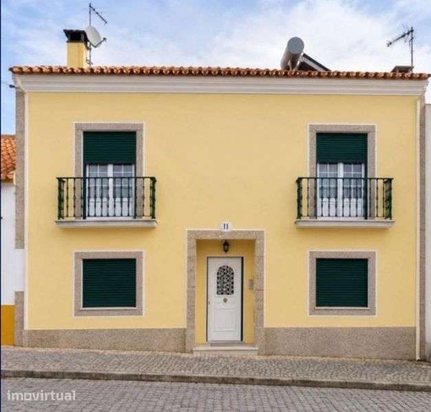 Casa T4 com cave, garagem e quintal, em frente ao infantário