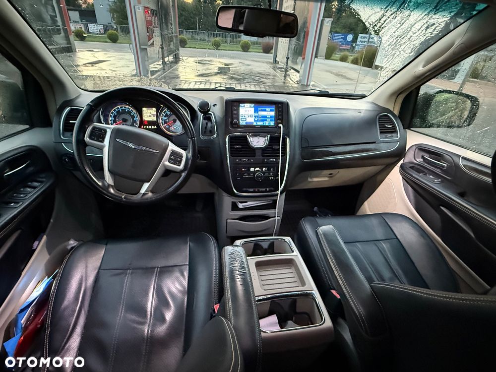 Chrysler Town & Country - 7