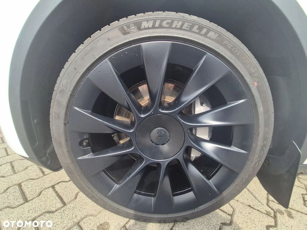 Tesla Y Long Range AWD - 13