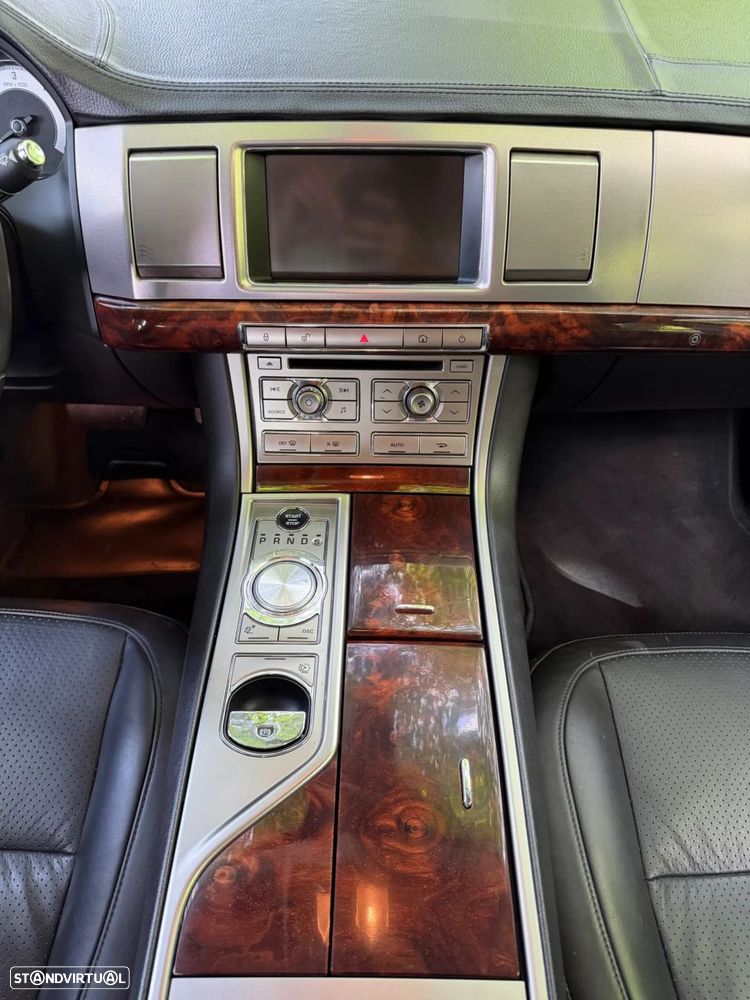Jaguar XF 2.7 D V6 Premium Luxury - 24