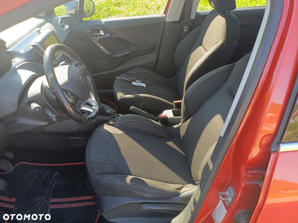 Peugeot 208 - 13
