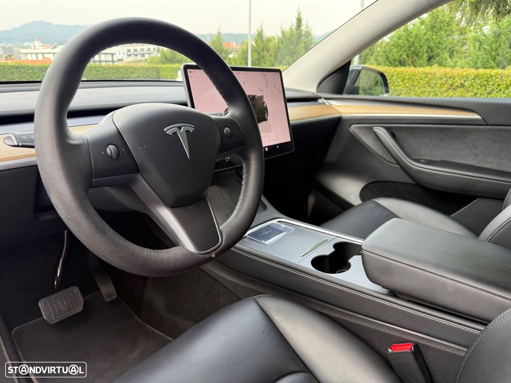 Tesla Model Y - 8
