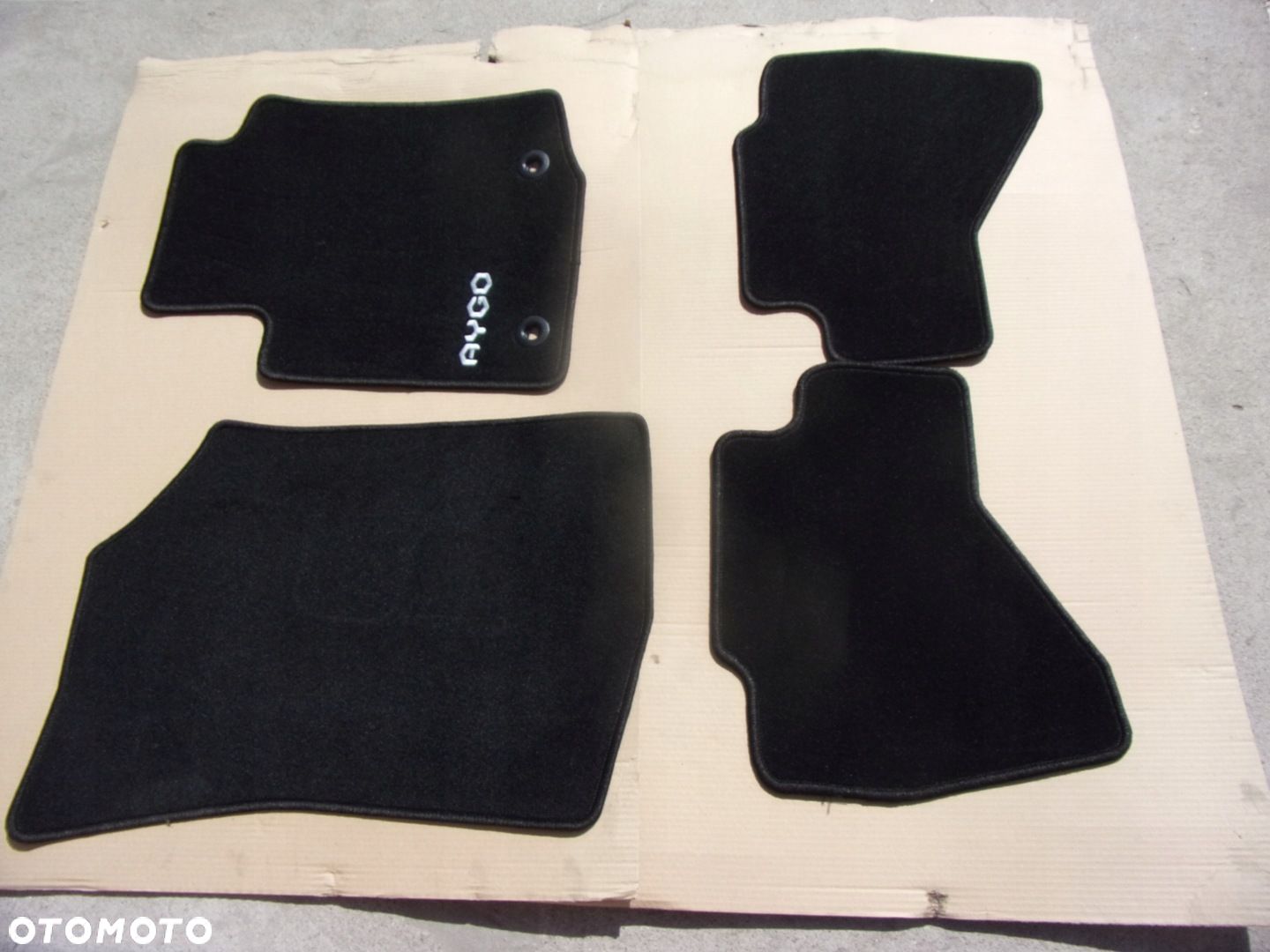 TOYOTA AYGO II DYWANIKI ORYGINALNE KOMPLET 14-23 - 1