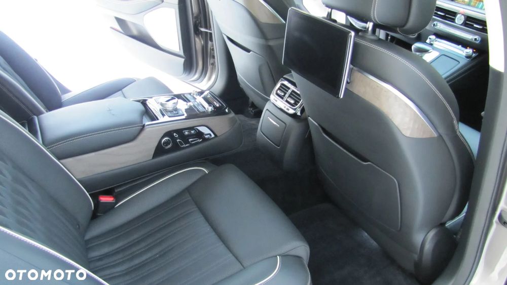 Genesis G90 - 12
