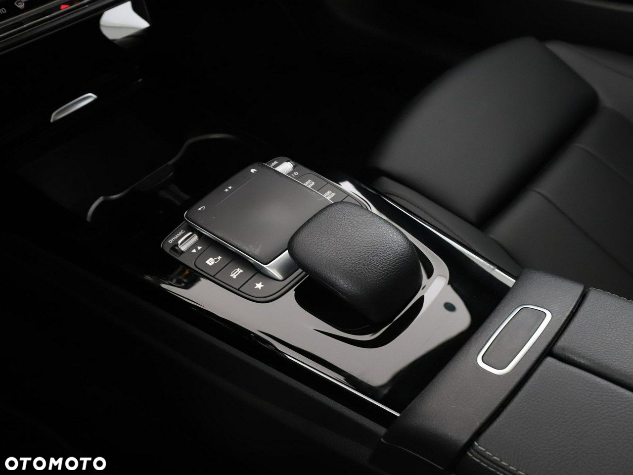 Mercedes-Benz CLA 250 E Progressive 8G-DCT - 29