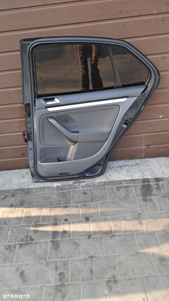 Drzwi prawe tył VW Jetta V sedan  LC5F - 8