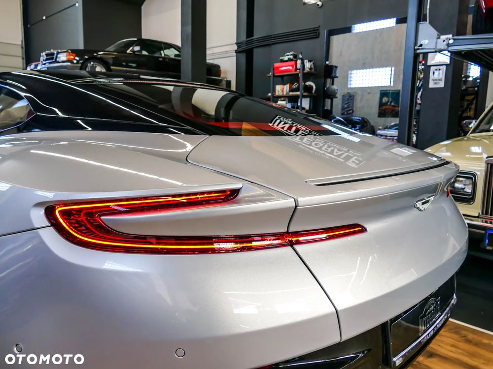 Aston Martin DB11 V12 AMR - 25