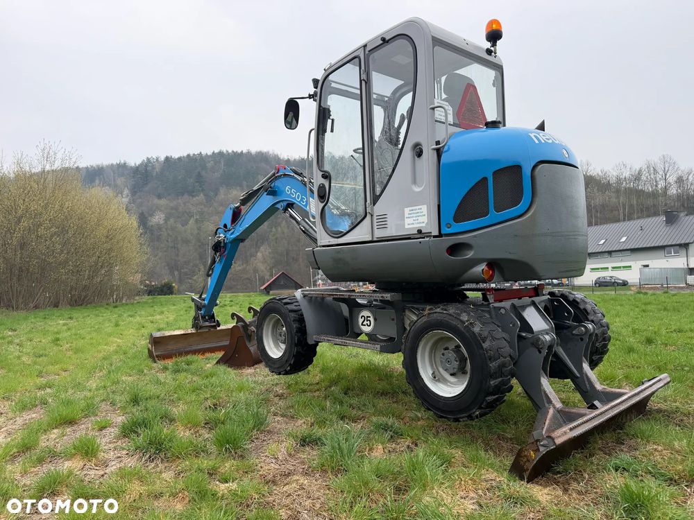 Wacker Neuson 6503 Koparka Kołowa 7ton. Nowe Podwójne Opony z felgami dodatkowe! Niski Przebieg. Maszyna w Bardzo ładnym Stanie. Pochodzi z Komuny Norweskiej. Silnik YANMAR 65KM. Zero luzów wycieków 2 łyżki Okazja. Maszyna pracowała sporadycznie przy lekkich pracach publicznych. Zero zużycia. Dekra 2026r Dokumentacja. Stabilizatory. Zamki na tłokach. 3 sekcje Hydrauliczne. Szybka wolna Jazda. Silnik YANMAR - 22
