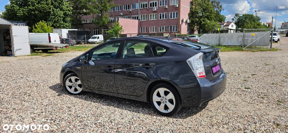 Toyota Prius (Hybrid) - 12