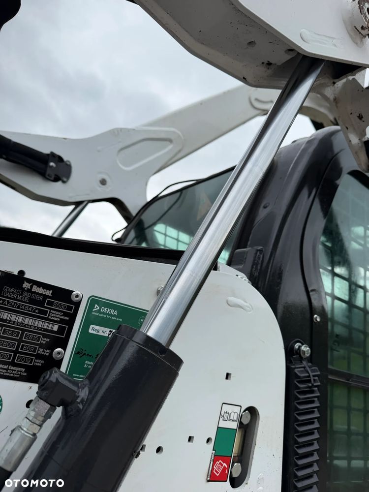 Bobcat S530. Ładowarka 4x4 wózek terenowy. Łyżka. Pełne sterowanie z dżojstika jazda i praca. Aktualne serwisy DEKRA 2026r. Silnik Kubota 4cyl 55km. Maszyna Jak Nowa z Salonu! Pochodzi z Norweskiego Gospodarstwa! 2020 rok 1724 mtg! Zero luzów i wycieków. Bardzo mocna i wydajna maszyna o małych gabarytach! Idealna do stajni oraz Budownictwa. OKAZJA TANIO 3 wyjścia Hydrauliczne pod urządzenia!! Wszystkie opony jak nowe .Kabina ogrzewana pełne szkło + drzwi. Po serwisach. Potężna moc. OKAZJA - 23