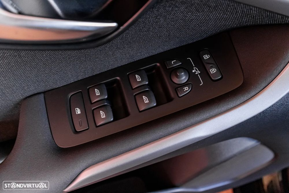Volvo V40 2.0 D3 Momentum Geartronic — fotografia 10