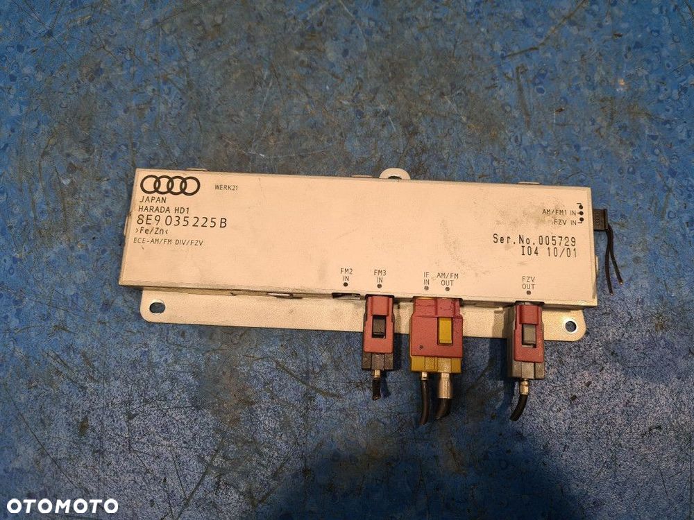 AUDI A4 B6 WZMACNIACZ ANTENOWY / GPS 8E9035225B - 1