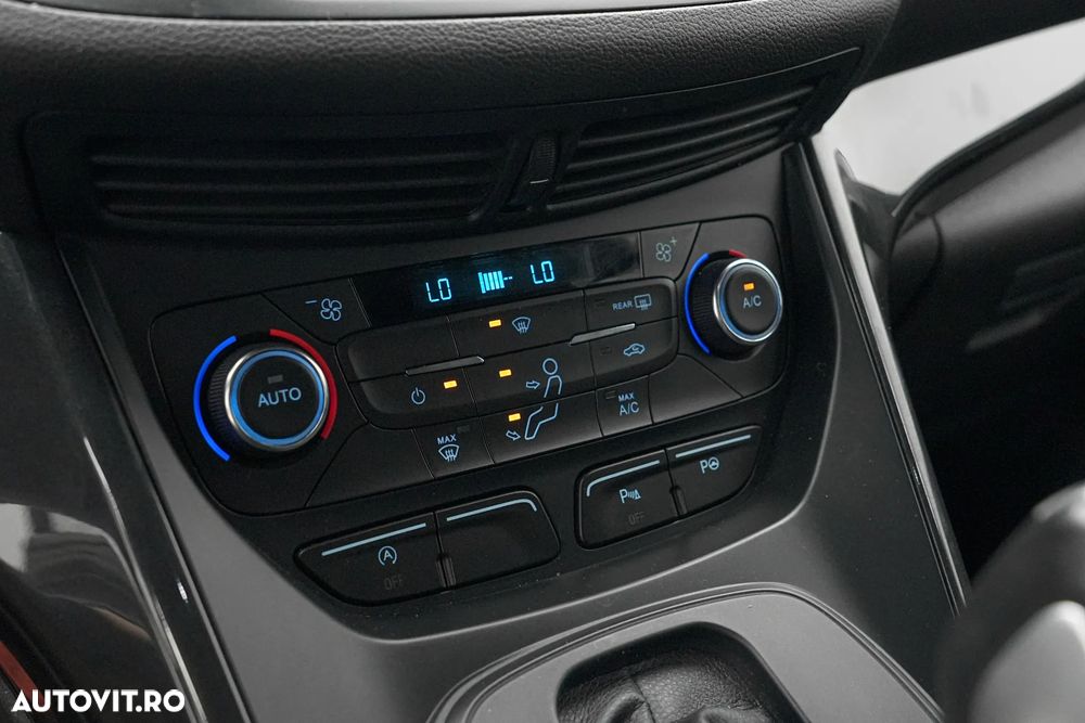 Ford Kuga 2.0 TDCi 4WD Powershift ST-Line - 24