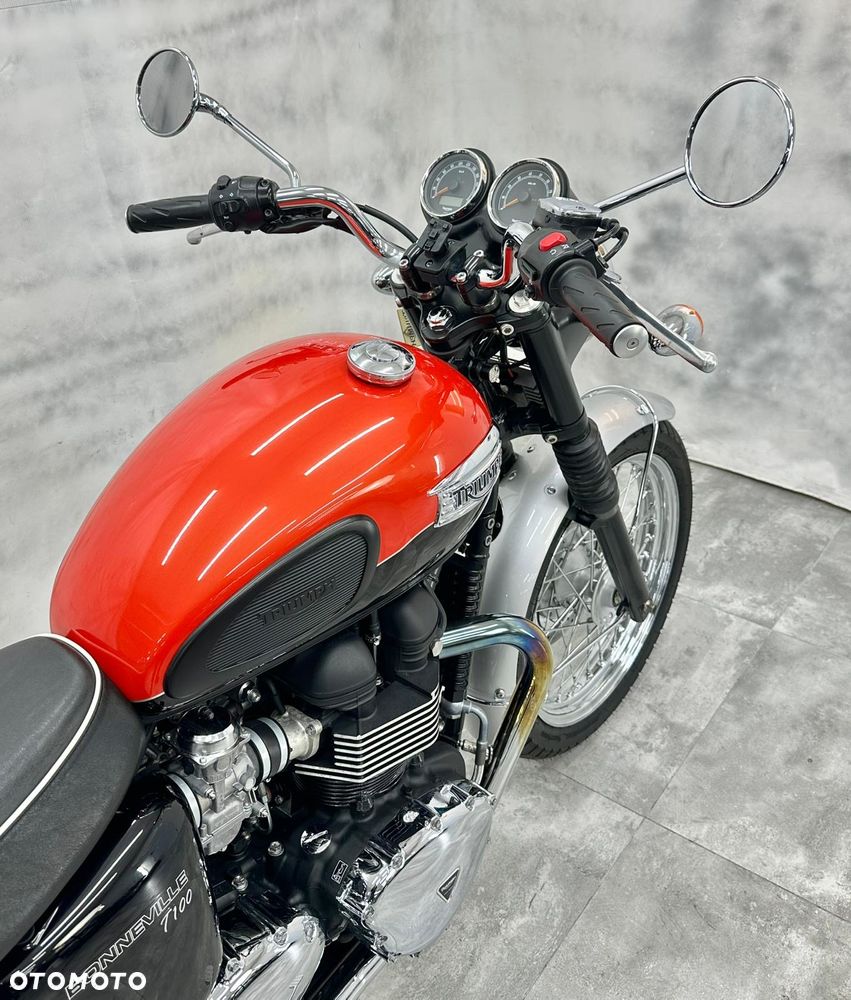 Triumph Bonneville - 24